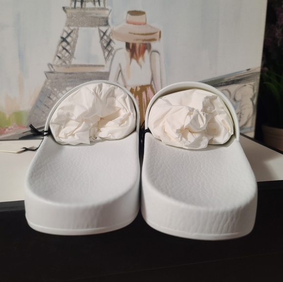 GUCCI Web Lai Rubber Slide sandal for men, available in size 9 and 10. - Picture 8 of 11